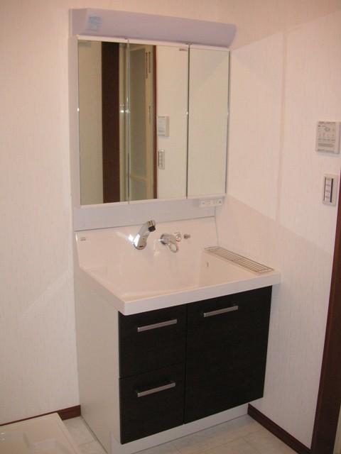 Wash basin, toilet. Indoor (11 May 2013) Shooting