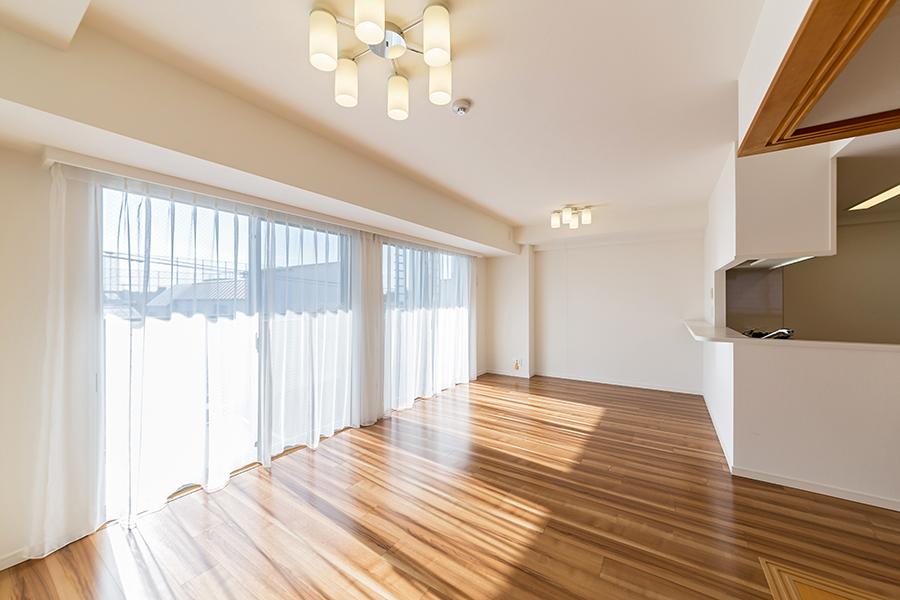 Living. Facing south ・ Per yang per corner room ・ View is good.