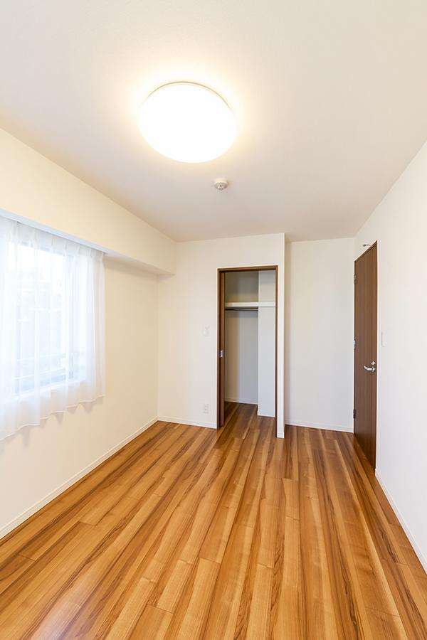 Non-living room. Western-style 1 of about 6.4 tatami is facing the balcony. Walk-in closet with.