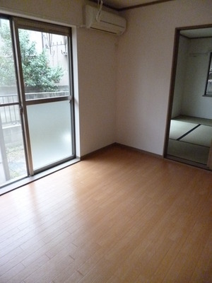 Living and room. 6 Pledge Western-style photo is the first floor of the room