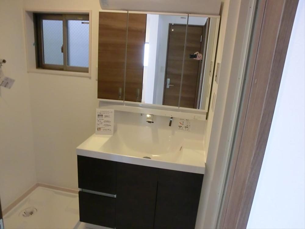 Wash basin, toilet. Wash basin