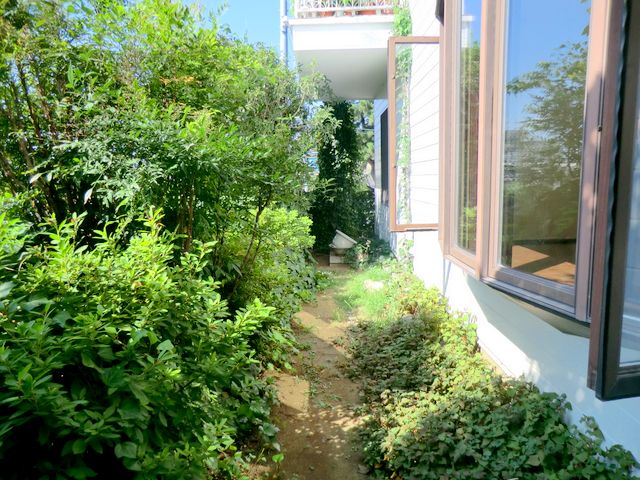 Garden. It is your garden well day strikes on the south-facing. Sense of openness ○.