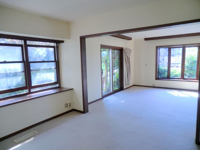 Living and room. Bay window with a sense of openness. Spacious and bright living room.