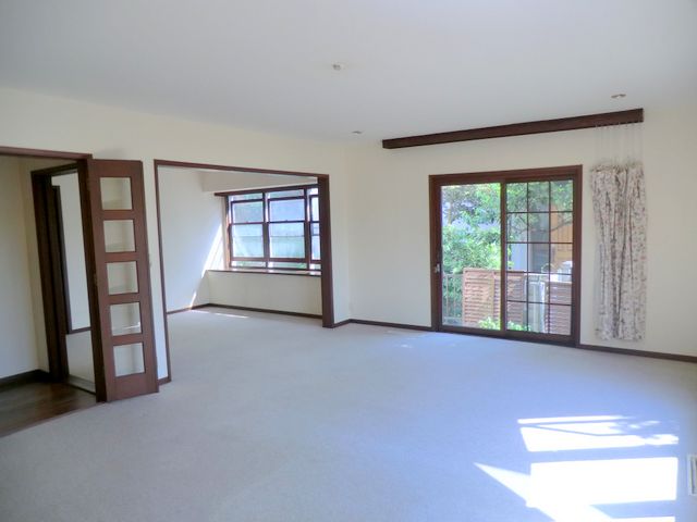 Living and room. Living there 24.5 Pledge. Second floor of height because the first floor is a parking lot