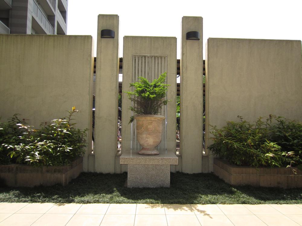 Other common areas. entrance, Exit the lobby to the room, Are located is planting in the middle.