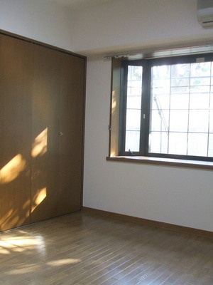 Living and room. Corner room two-sided lighting There is a bay window