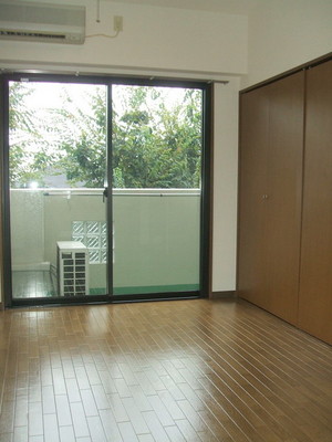 Living and room. Facing south southwest angle room Yang per good