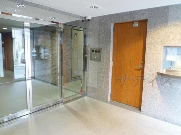 Entrance. Auto is with a lock