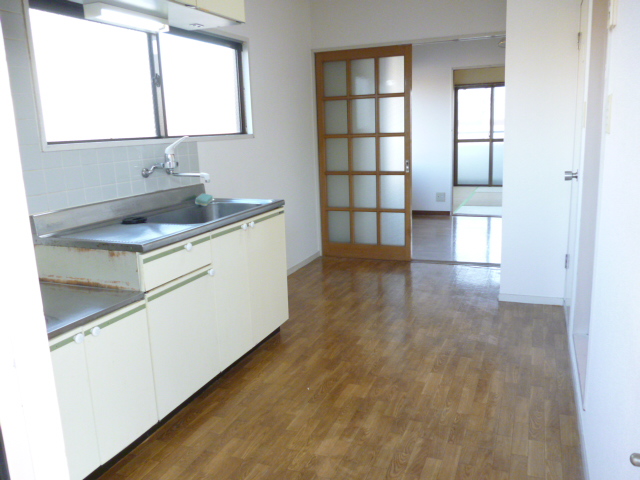 Living and room. Spread of kitchen