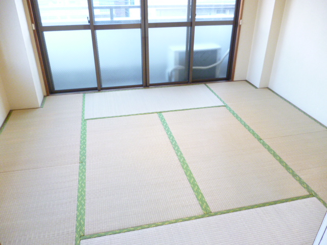 Living and room. Japanese-style room 8 quires