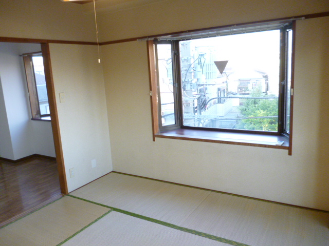 Living and room. There is a bay window