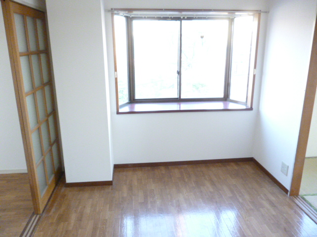 Living and room. There is a bay window