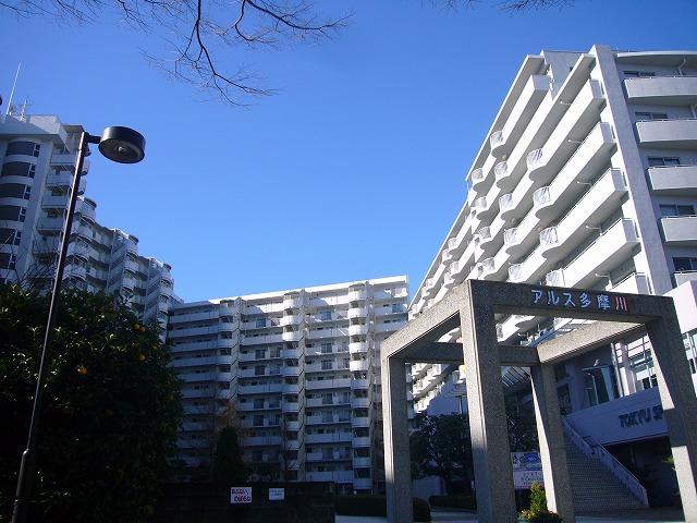 Local appearance photo. Sports clubs and cleaning shop on site ・ Cafe Yes