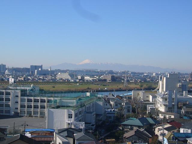 View photos from the dwelling unit. Is a view overlooking the Mount Fuji and the Tama River.