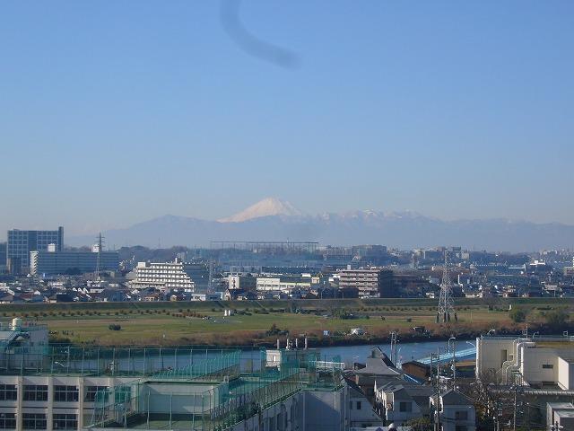 View photos from the dwelling unit. Is a view overlooking the Mount Fuji and the Tama River.