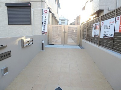 Entrance. Spread of Entrance