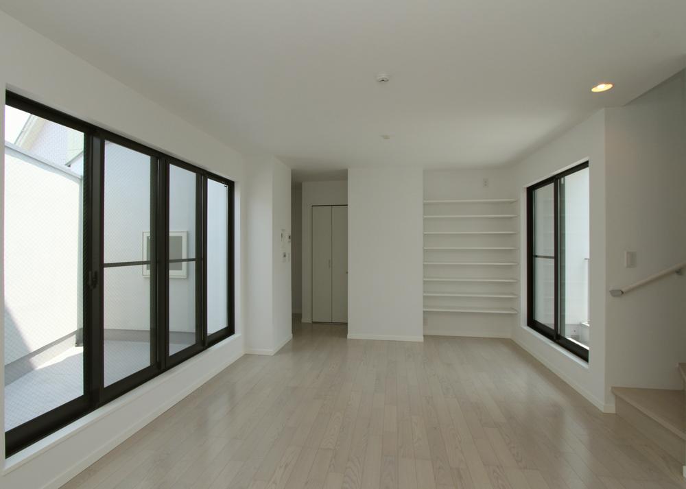 Living. Indoor (July 2013) Shooting Spacious living room balcony is attached to both sides. Also enough even lighting is independent kitchen, Storage is also substantial. 