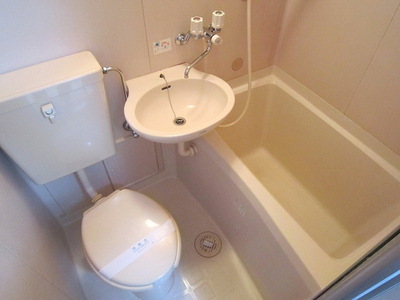 Bath. 3-point unit bus