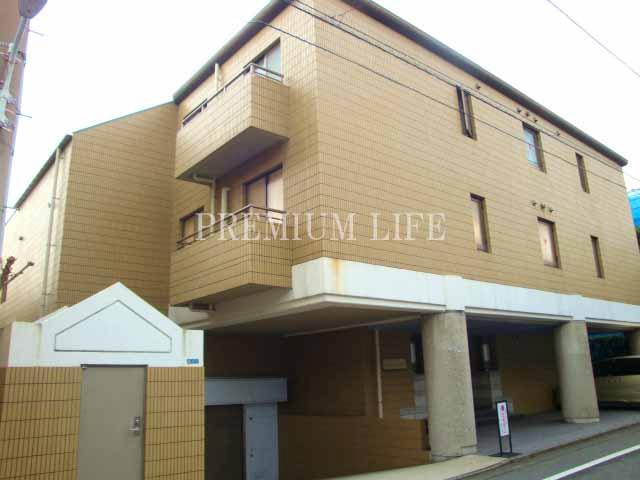 Local appearance photo. Parking Lot It is with the exclusive right to use!