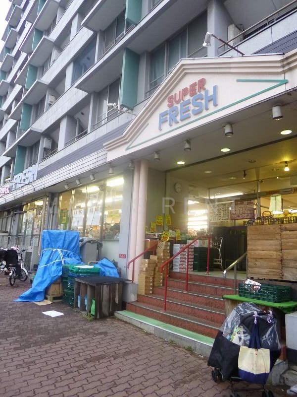 Supermarket. 478m to super fresh (Super)