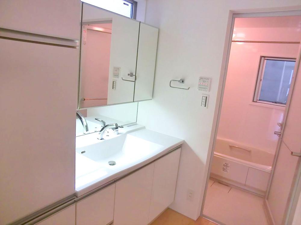 Wash basin, toilet. Washroom