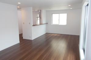 Living room with a bright and airy ・ dining ・ The kitchen is 22 tatami mats (Building 2 / August 2013 shooting)