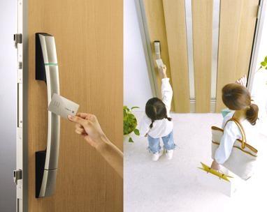 Building plan example (introspection photo).  ■ Adopt the electric lock "smart control key" to the electric lock "smart control key" YKKAP steel door "Venato". Card key to the front door handle ・ Only closer to seal key, Securely locked by two key is linked. 