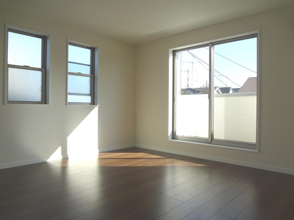 Non-living room. Local (December 2013) captured the third floor "living room" is 8 pledge and wide !!