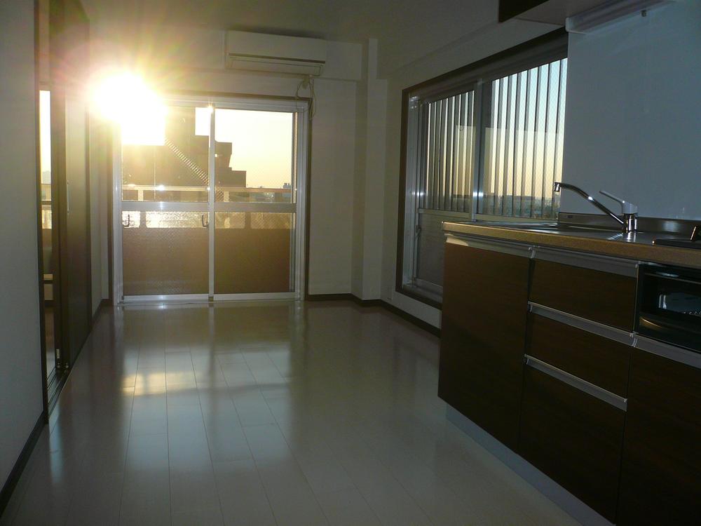 Living. Corner is bright in the room!