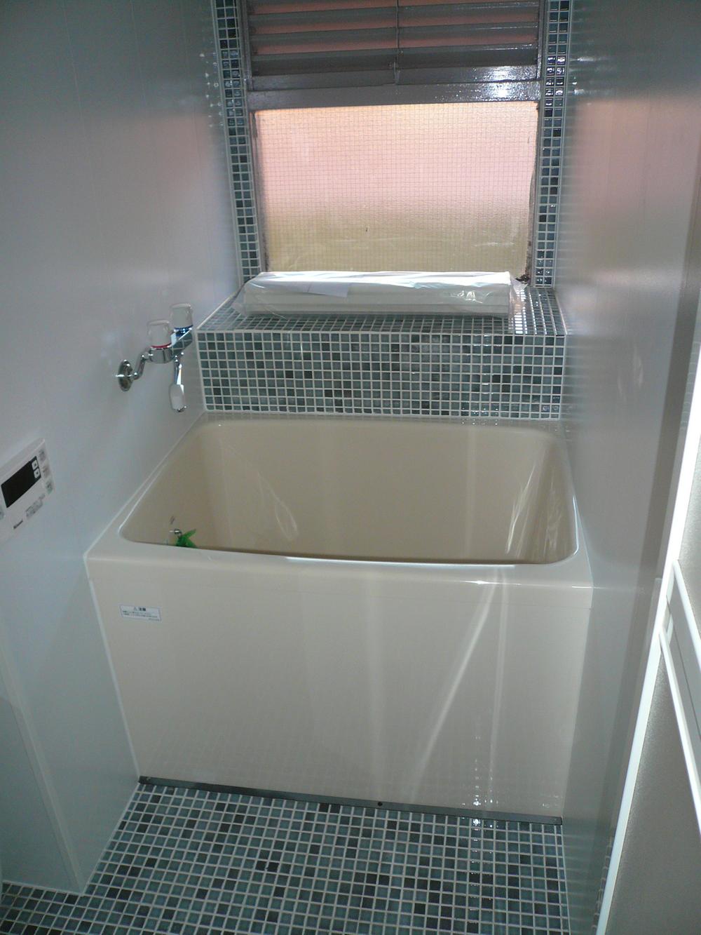 Bathroom. Indoor (12 May 2013) Shooting. Bathing is bright with window!