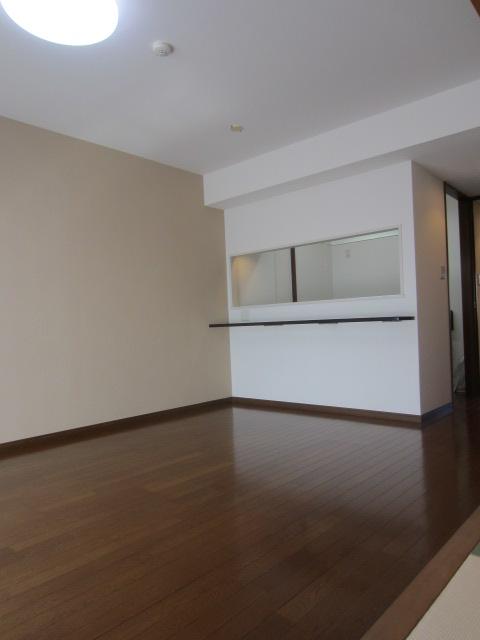 Living. Accent cross sticking LDK about 11.5 tatami