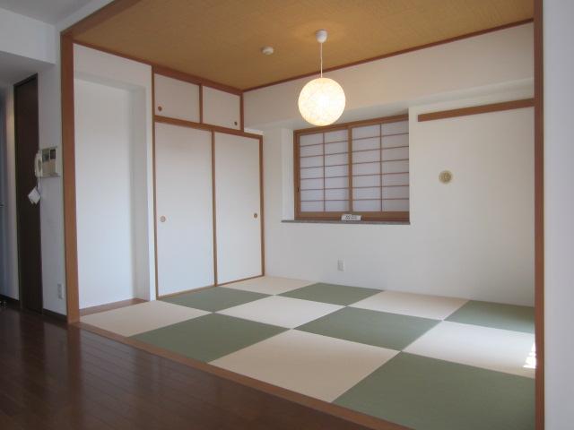 Non-living room. Japanese-style room mined the two-sided lighting ・ Ryukyu tatami