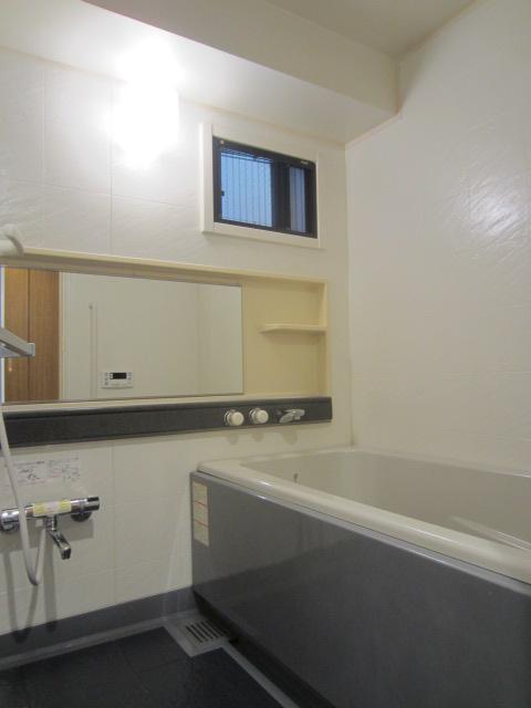 Bathroom. Bathroom with a window ・ Add-fired ・ With bathroom drying function