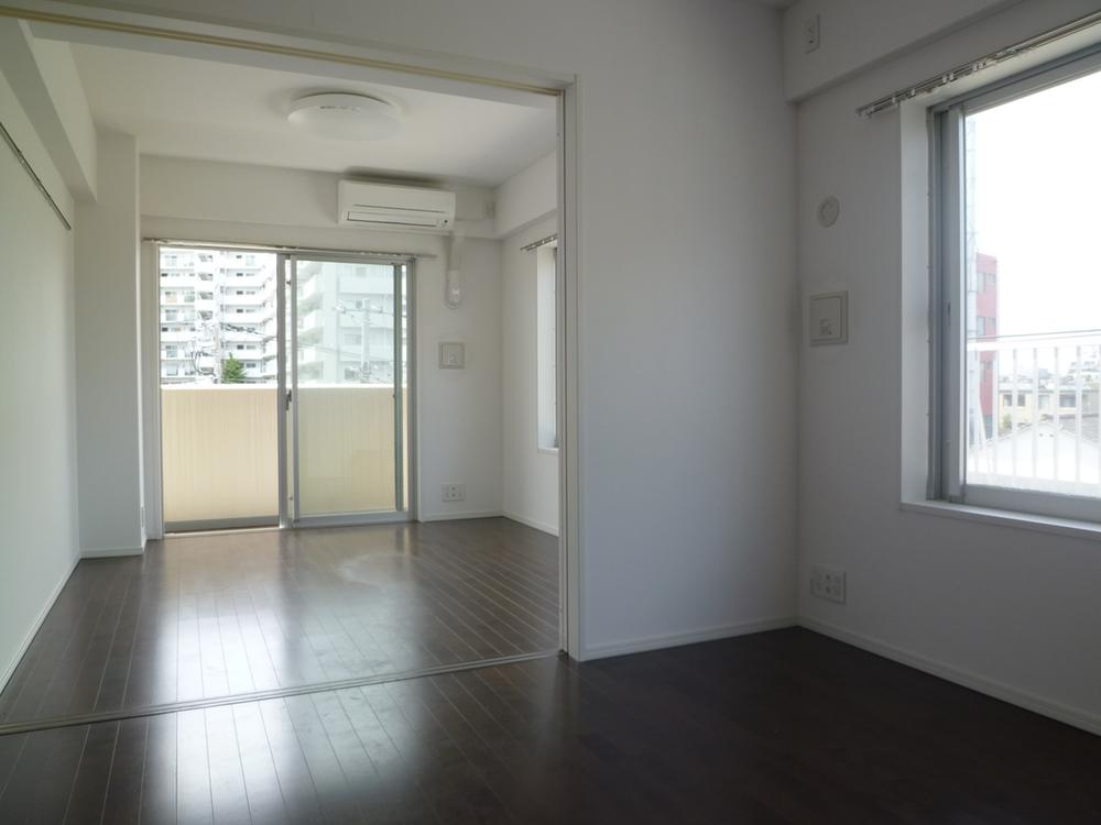 Living. Also available as LDK of about 13 quires