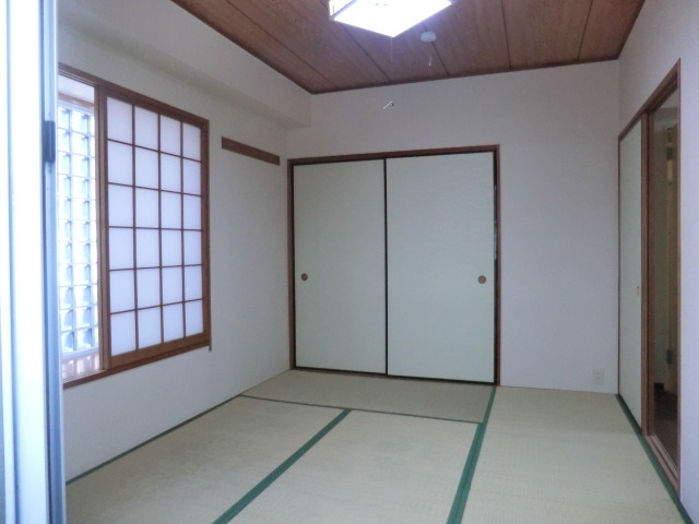 Living and room. It is the appearance of from a different angle. 