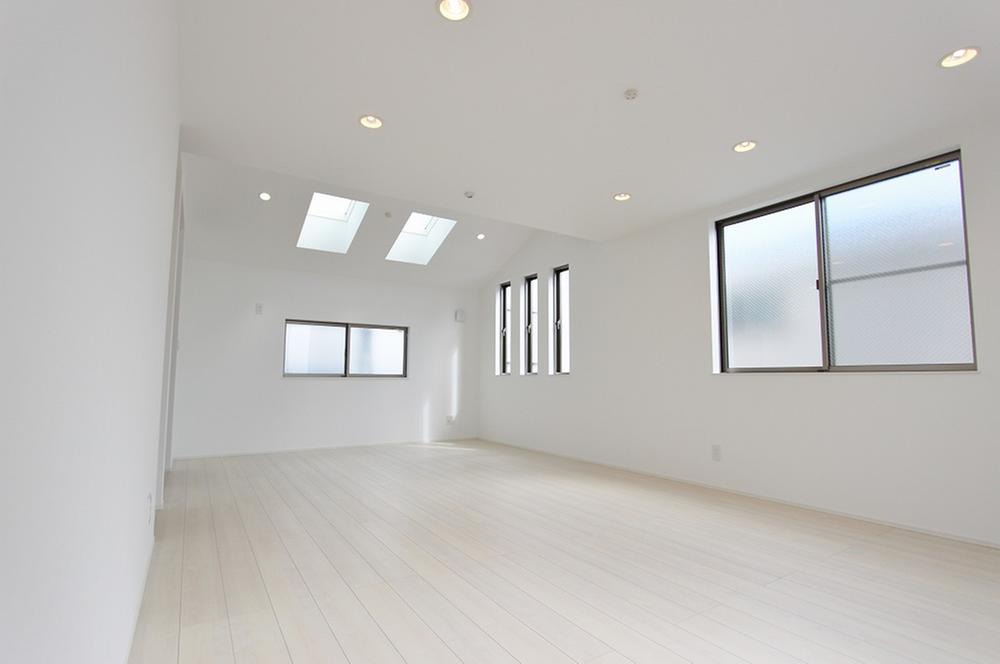 Living. 20 tatami room a living room! It is with floor heating C Building room (October 2013) Shooting