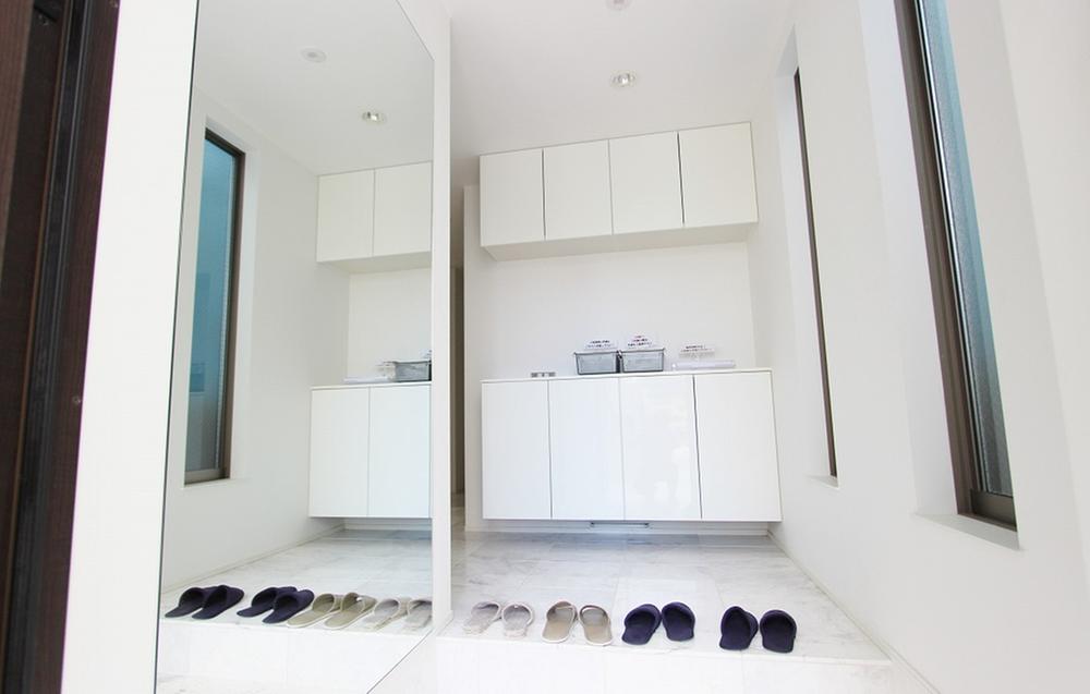 Entrance. The final check of the dressing in a large mirror