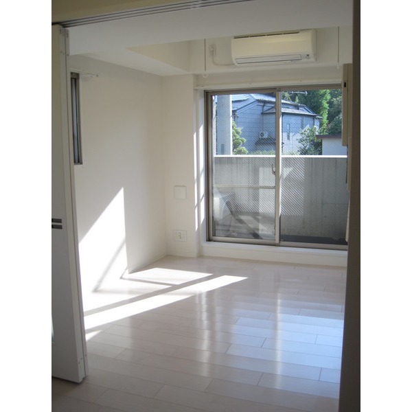 Living and room. Bright rooms