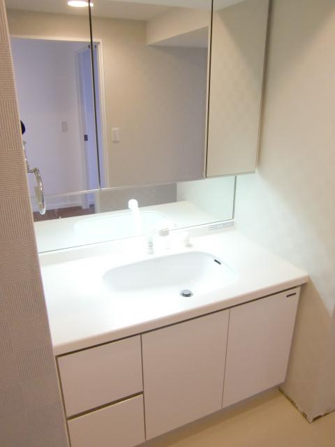 Wash basin, toilet. Wash basin