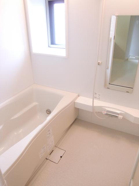 Bathroom. In the bathroom there is a window. Detached sense NoHiroi bathroom! !