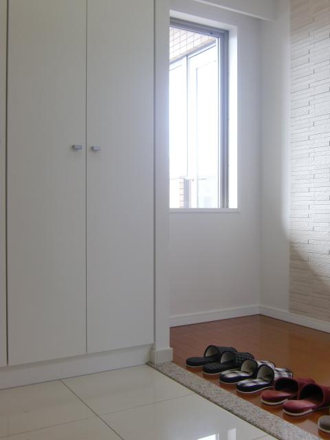 Entrance. Hiroi entrance taking. Daylighting.