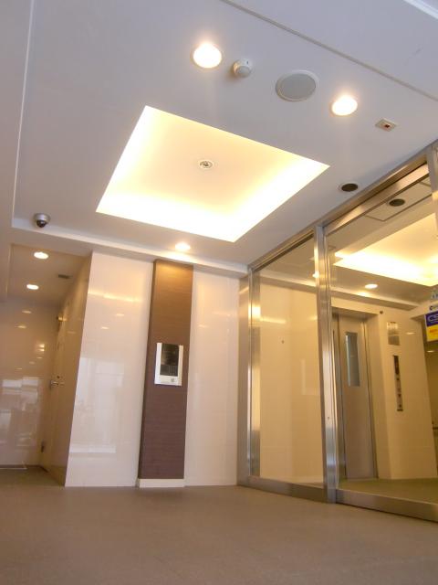 Entrance. TV monitor, Jewels an auto-lock.