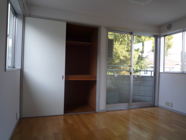 Living and room. 3 face lighting Day good