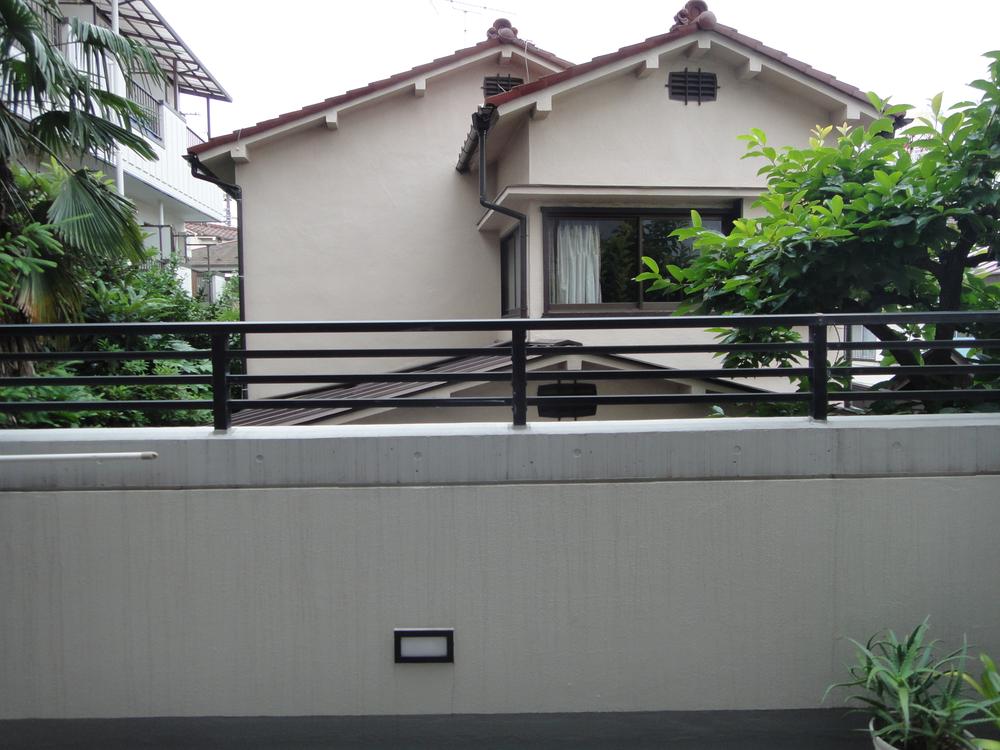 View photos from the dwelling unit. Sunshine is good because there is a little distance to the entire surface of the adjacent land building. View from the site (June 2012) shooting
