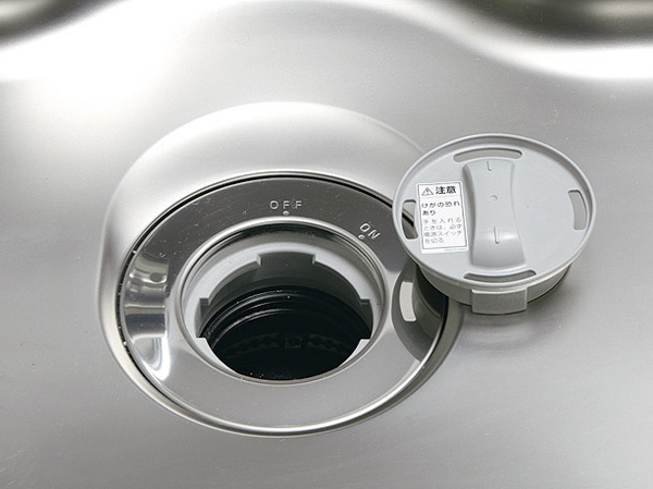 Kitchen.  [Kitchen disposer] Garbage was crushed in the sink part of the kitchen, Decomposition processing to a dedicated wastewater treatment equipment has adopted a disposer system that discharged into the sewer. Such as unpleasant smell and troublesome garbage disposal, It eliminates the need of a garbage disposal, To achieve clean and comfortable kitchen.