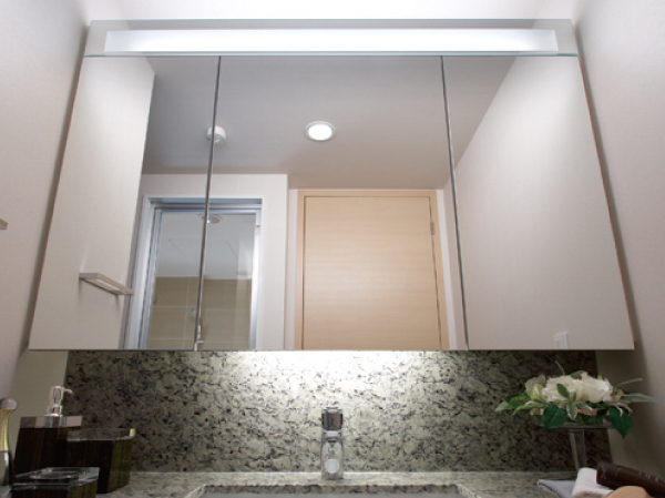 Bathing-wash room.  [Three-sided mirror] It employs a large mirror to direct more widely beautiful powder room. Equipped with a storage space in the back, Clean and accommodating the cosmetics and hair care products. Also it has built-in lighting fixtures for the face.