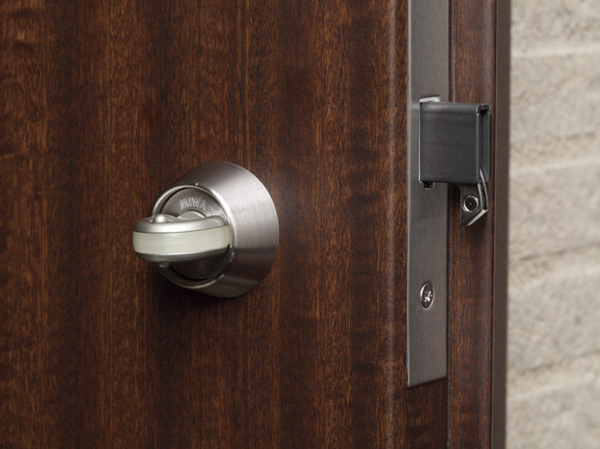 Security.  [Sickle dead lock & security thumb] And strong sickle dead lock to pry such as by bar, It has adopted a crime prevention thumb to prevent the invasion by knob locking and unlocking of the dwelling unit inside with a special tool (thumb turning). (Same specifications)