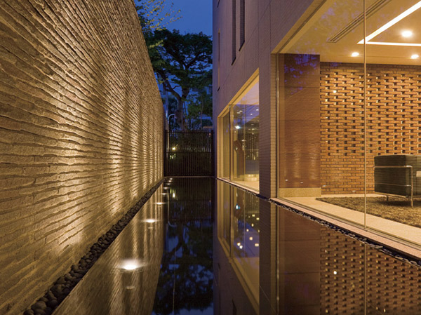 Buildings and facilities. On the side of the lounge, Reproduce the water scenery reminiscent of the rich spring water of Kokubunji cliff line. Flows calm time spacious.
