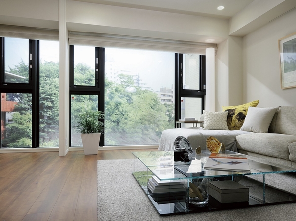 Room and equipment. Open-minded living with a view window to capture the surrounding landscape ・ dining. (Following the indoor photos all D-type model room of me. There is some paid options, Application Exit. Which was taken in September 2011, furniture, Fixtures, etc. are not included in the sale price. )