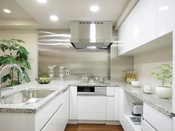 Room and equipment. Easy-to-use U-shaped kitchen.